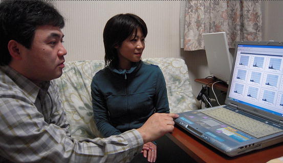 脳ヨガ中の脳波を分析する瑜伽さんと和田知浩。セルシネ・エイム研究所 脳ヨガ中の脳波を分析する瑜伽さんと和田知浩。