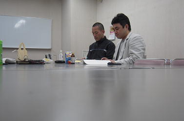 読み合わせ中の小川正人師範と和田知浩。 読み合わせ中の小川と和田。