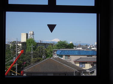 三階から富士山が見えた。 三階から富士山が見えた。