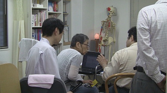第２回ボランティア被施術者との気律脳波研究の様子。2012.7.23実施。