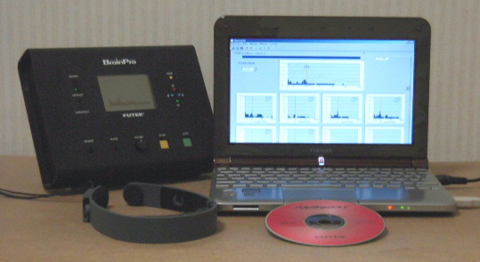脳波測定器「BrainPro（ブレインプロ）FM-929」とパソコン。