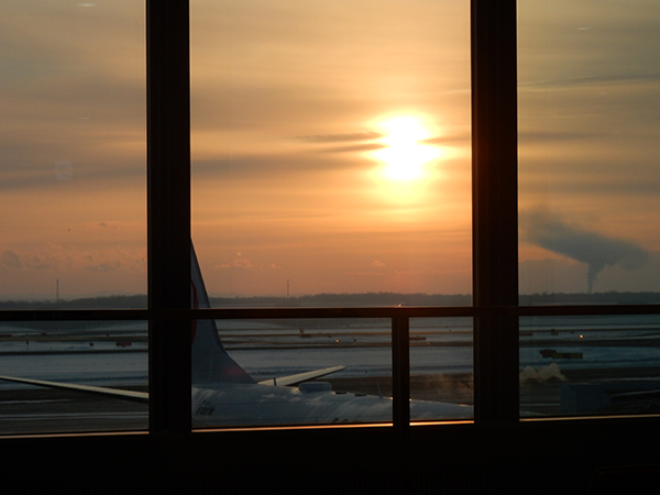 新千歳空港を8時ちょうど発の飛行機で帰ってきました。皆さん、ありがとうございました。オンエアがどんなだったかはまだ知らないけど・・・。