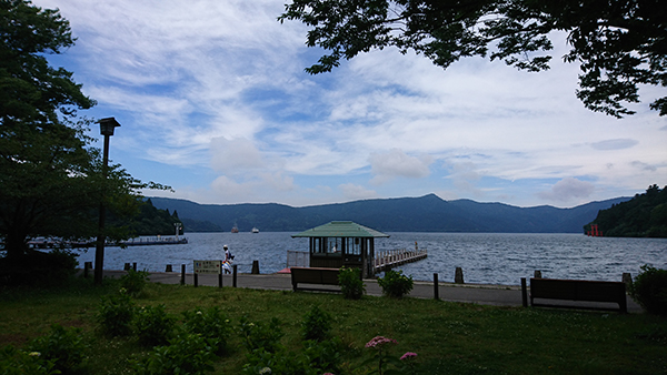 一昨日は霧で全く見えなかった芦ノ湖が今日は絶景でした。このロケーションで、ある効果を脳波測定で検証しました。後日スタジオ収録され、放送は今月末の予定です。