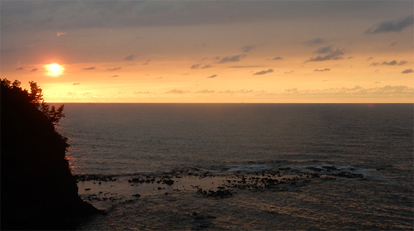日本海に沈む夕陽。山陰本線より。 日本海に沈む夕陽。山陰本線より。お久し振り~、宜しく!