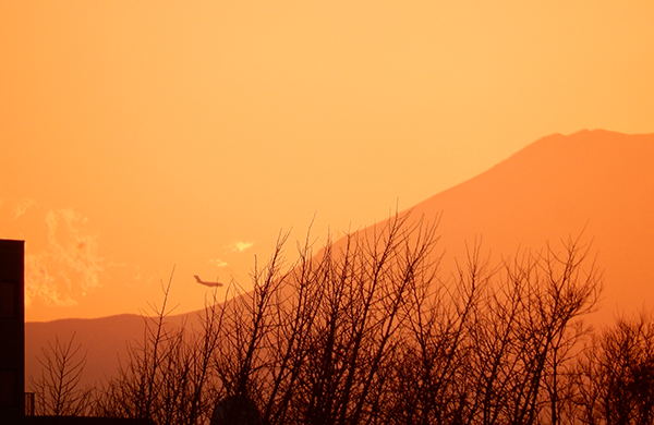 今日も一日ありがとう。飛行機が富士山よりも低く飛んでいるように見えた、東京・練馬より～