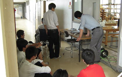 川越工業高校の別役先生と生徒達。セルシネ・エイム研究所 川越工業高校の別役先生と生徒達。